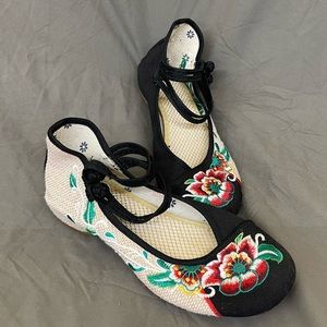 Unique Embroidered Chinese Sandals size 9